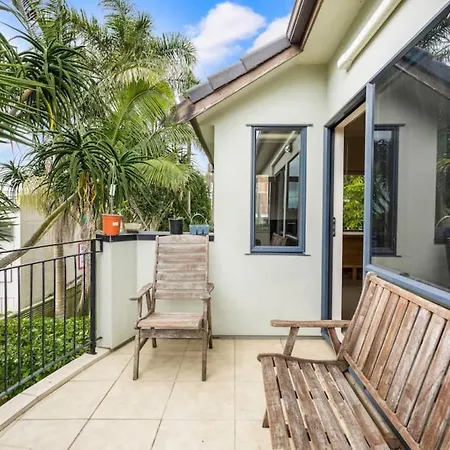 Modern 2Br Abode - Near Eastern Auckland Beaches